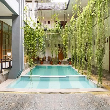 Urbanview Hotel Blok O International By Reddoorz Baturetno Exterior photo
