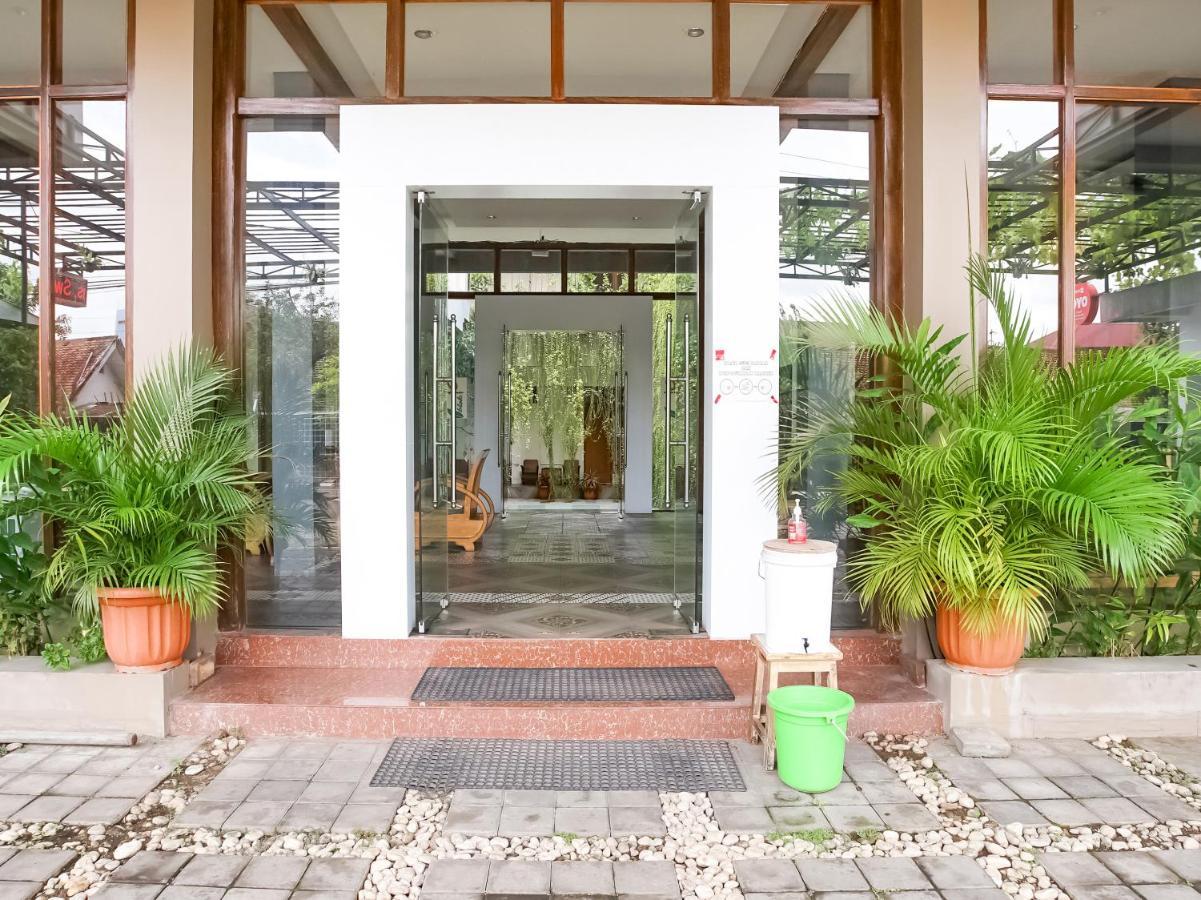 Urbanview Hotel Blok O International By Reddoorz Baturetno Exterior photo
