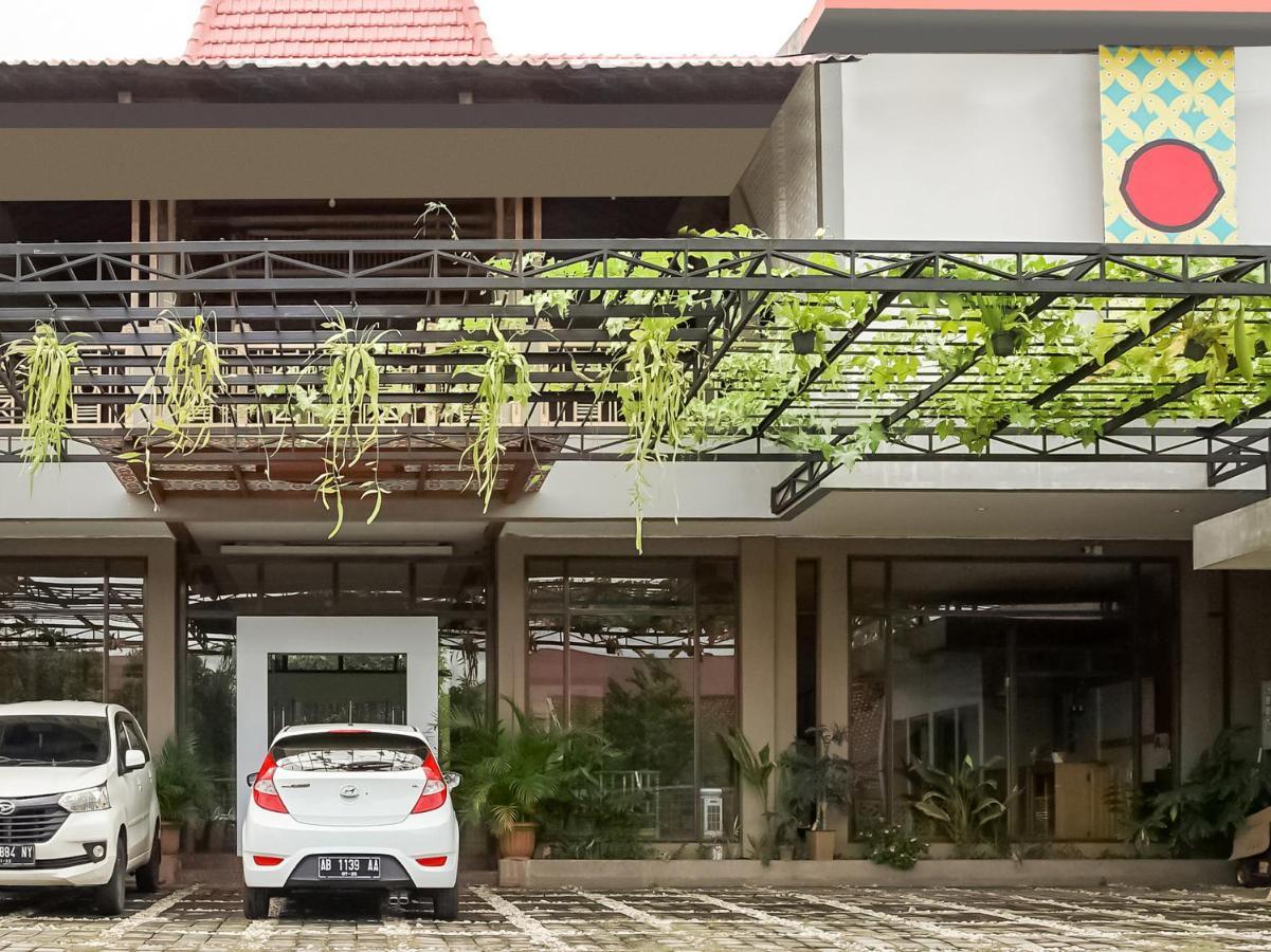 Urbanview Hotel Blok O International By Reddoorz Baturetno Exterior photo