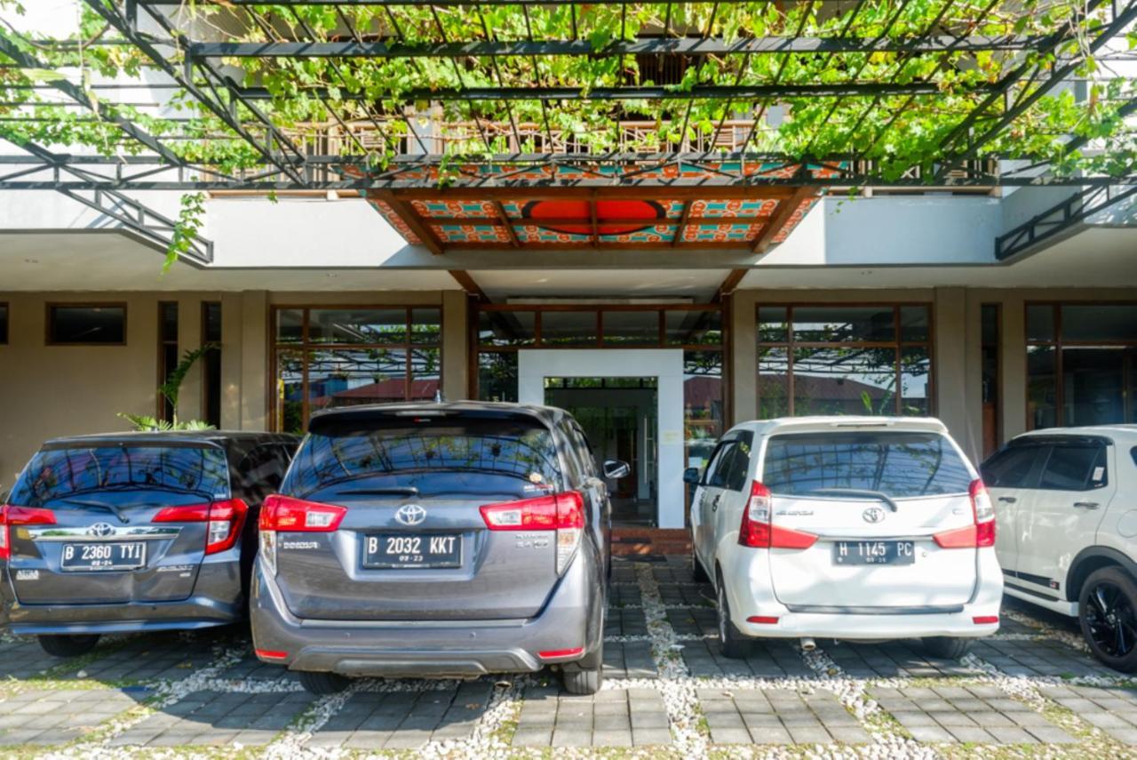 Urbanview Hotel Blok O International By Reddoorz Baturetno Exterior photo
